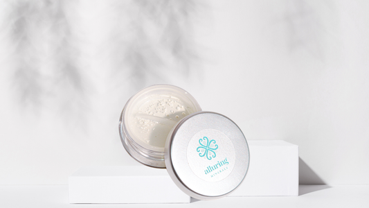 The Best Setting Powder for Sensitive Skin That Won't Cling or Crease